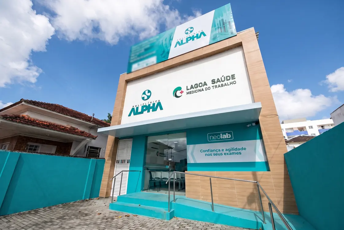 Fachada da Policlínica Alpha em João Pessoa, com a marca sobre a entrada