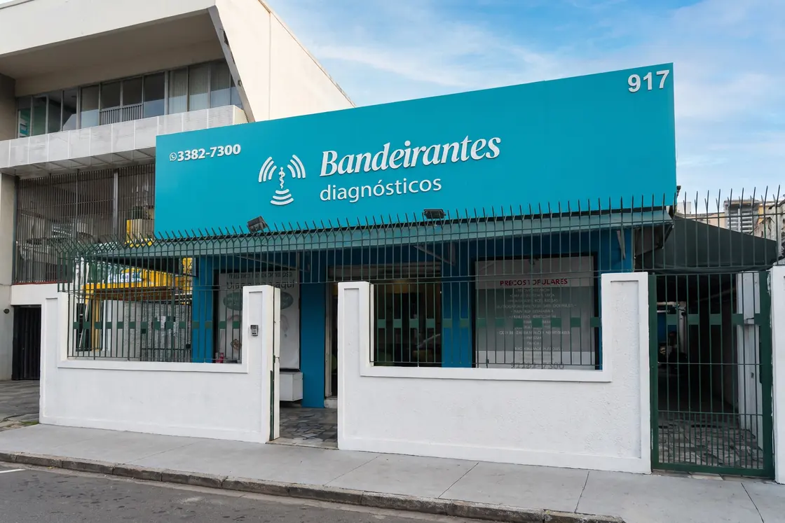 Fachada da unidade Taquara da Bandeirantes Diagnósticos, com a placa azul da marca