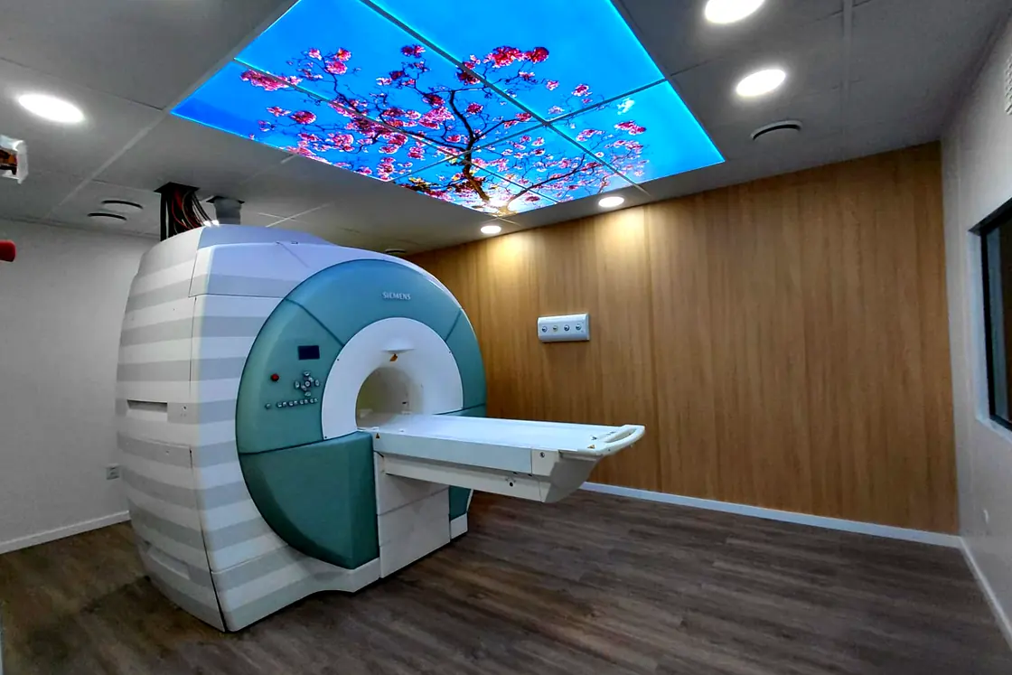 Sala de ressonância magnética da unidade Campo Grande, com o teto iluminado