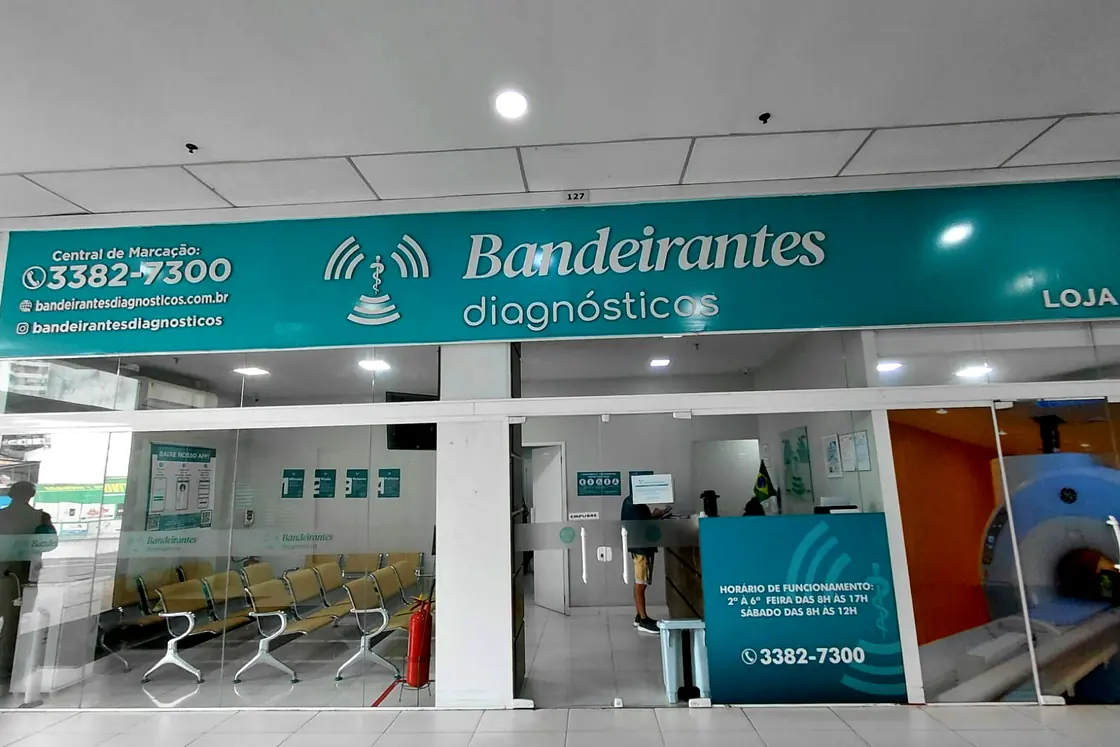 Loja da unidade de ressonância em Madureira, com a marca na fachada de vidro