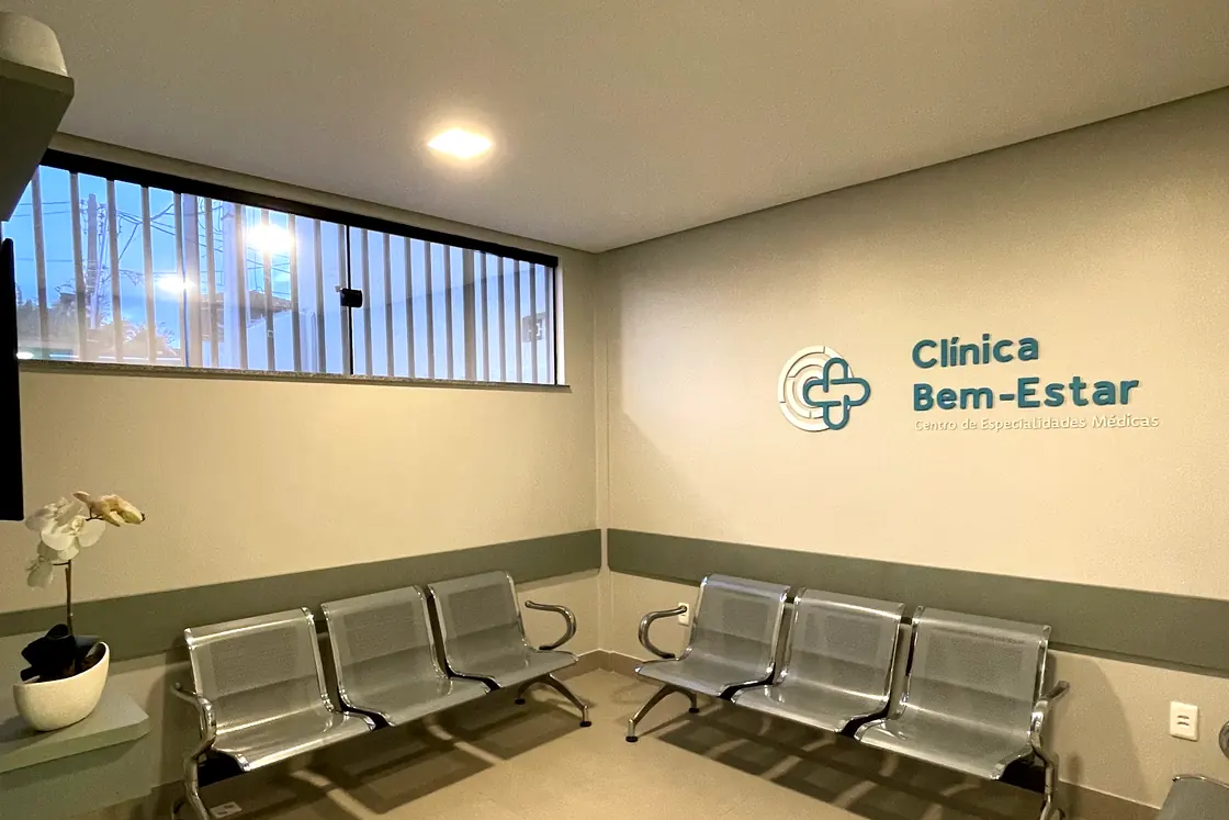 Sala de espera da Clínica Bem-Estar, com a marca na parede