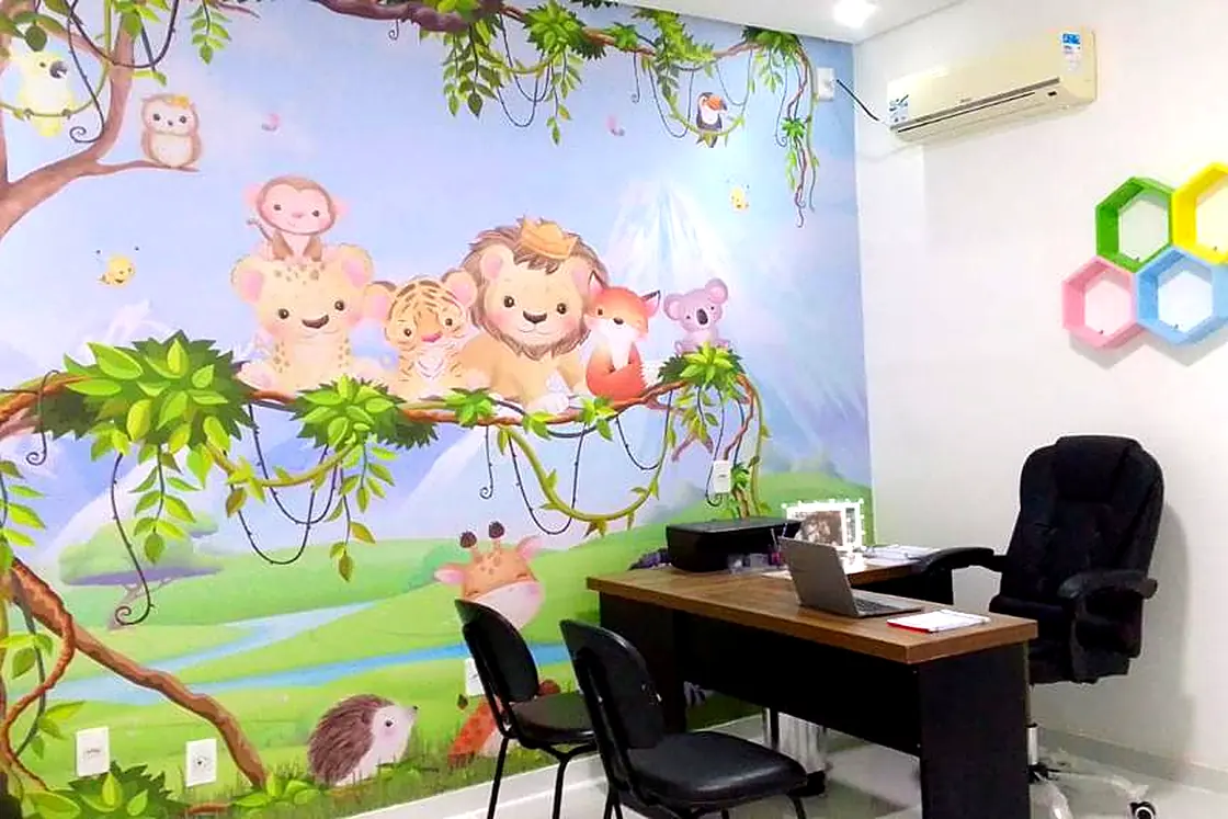 Consultório de pediatria da Clínica Mais Med, com a parede ilustrada
