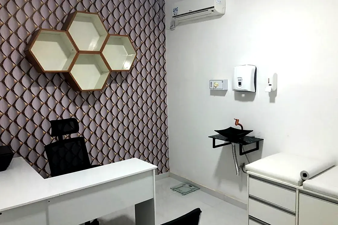 Consultório da Clínica Mais Med, com a mesa e a maca