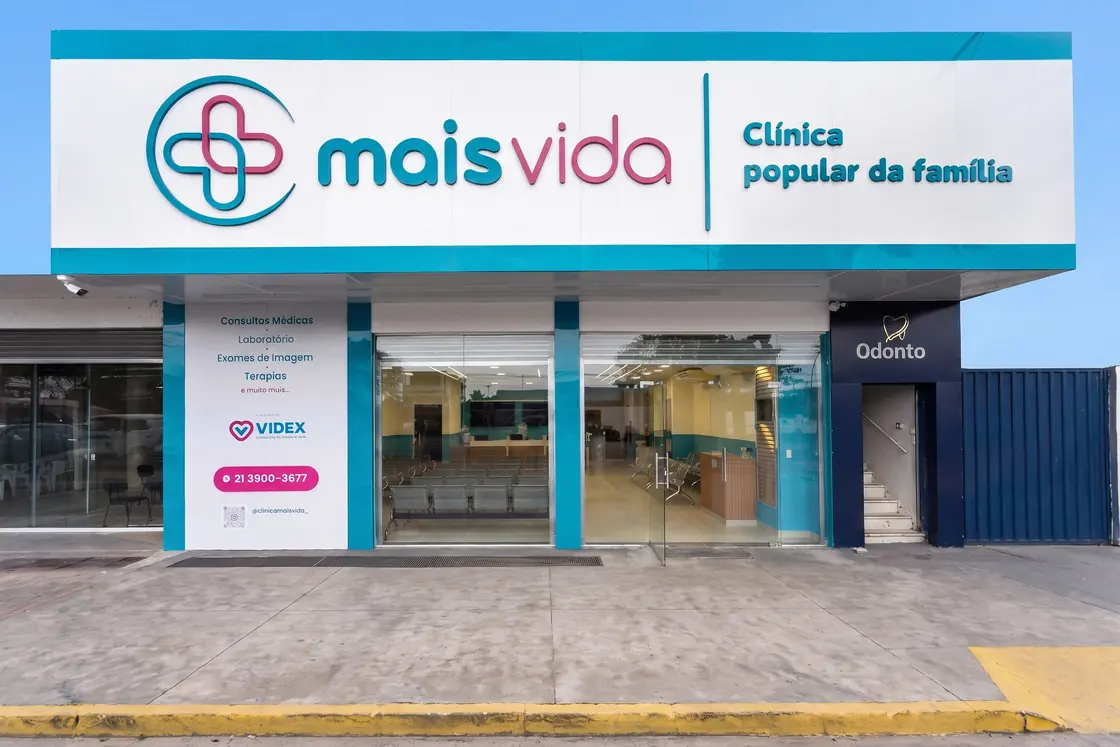 Fachada da Clínica Mais Vida, com a placa da clínica popular da família sobre a entrada de vidro