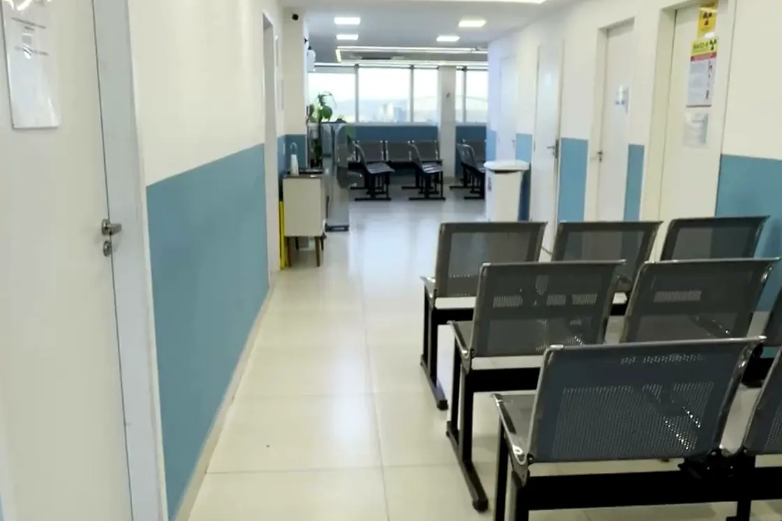 Corredor da unidade Cabuçu, com cadeiras de espera e as portas dos consultórios