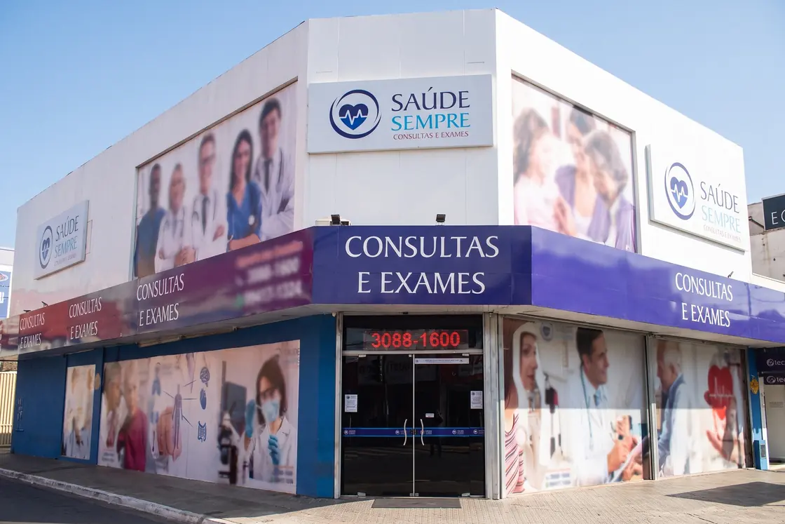 Fachada da Clínica Saúde Sempre na esquina, em Campinas, Goiânia, com a faixa de consultas e exames