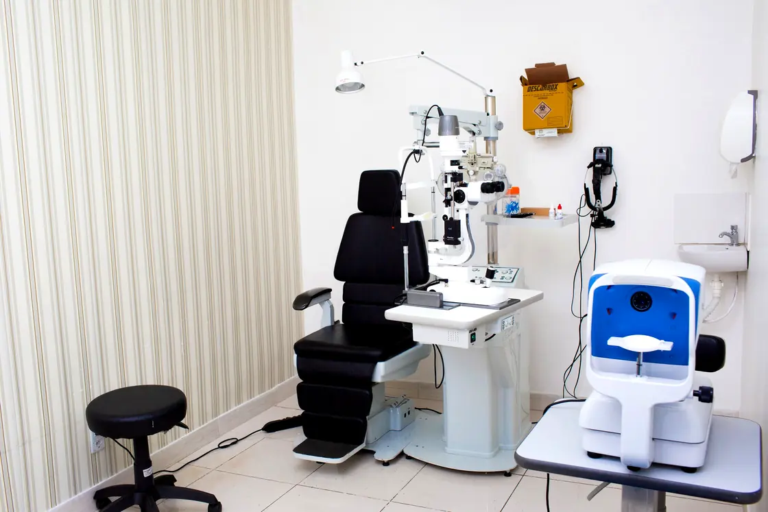 Sala de exames de oftalmologia da Clínica Saúde Sempre