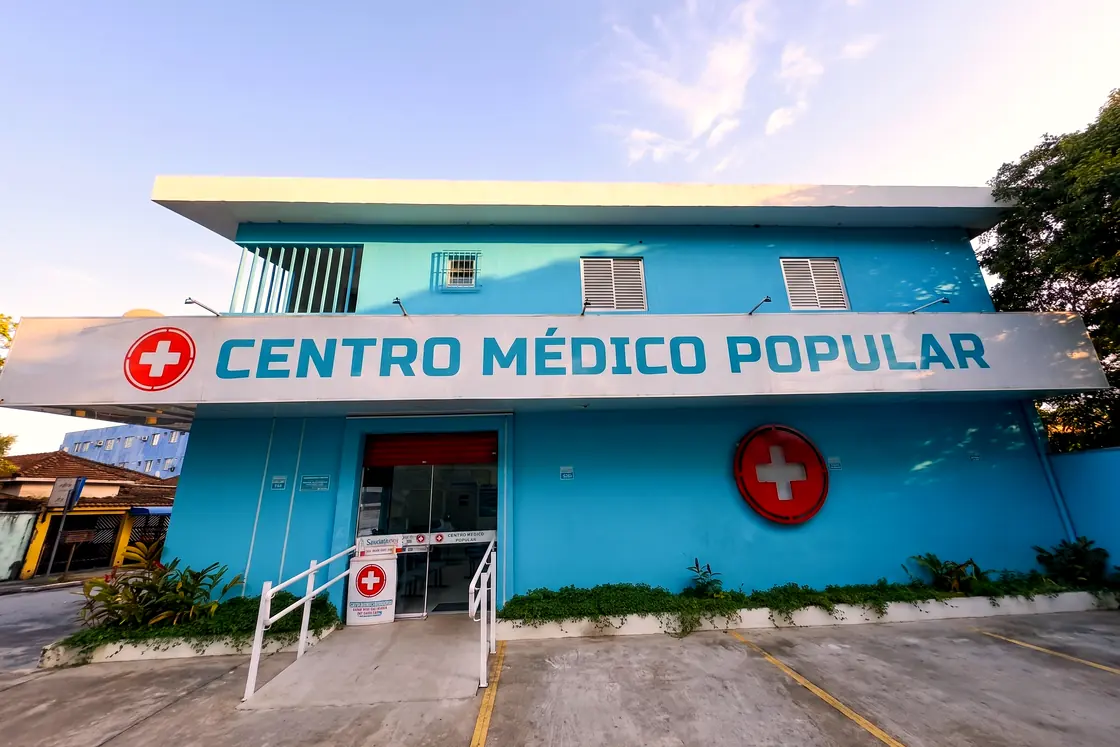 Fachada azul do Centro Médico Popular, unidade da rede SaúdeVida