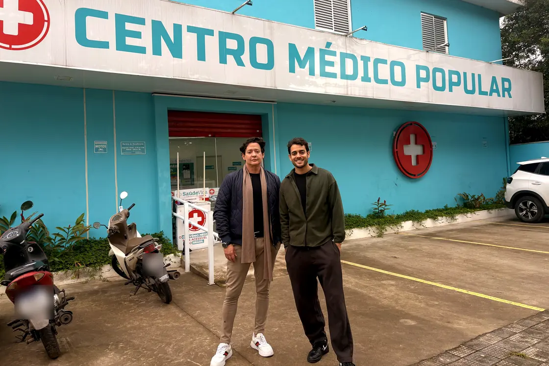 Bernardo Carneiro, da ClintIA, e um dos donos da SaúdeVida em frente ao Centro Médico Popular