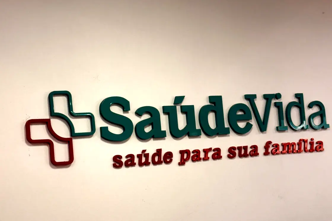 Marca da SaúdeVida em relevo na parede da sede, em Santos