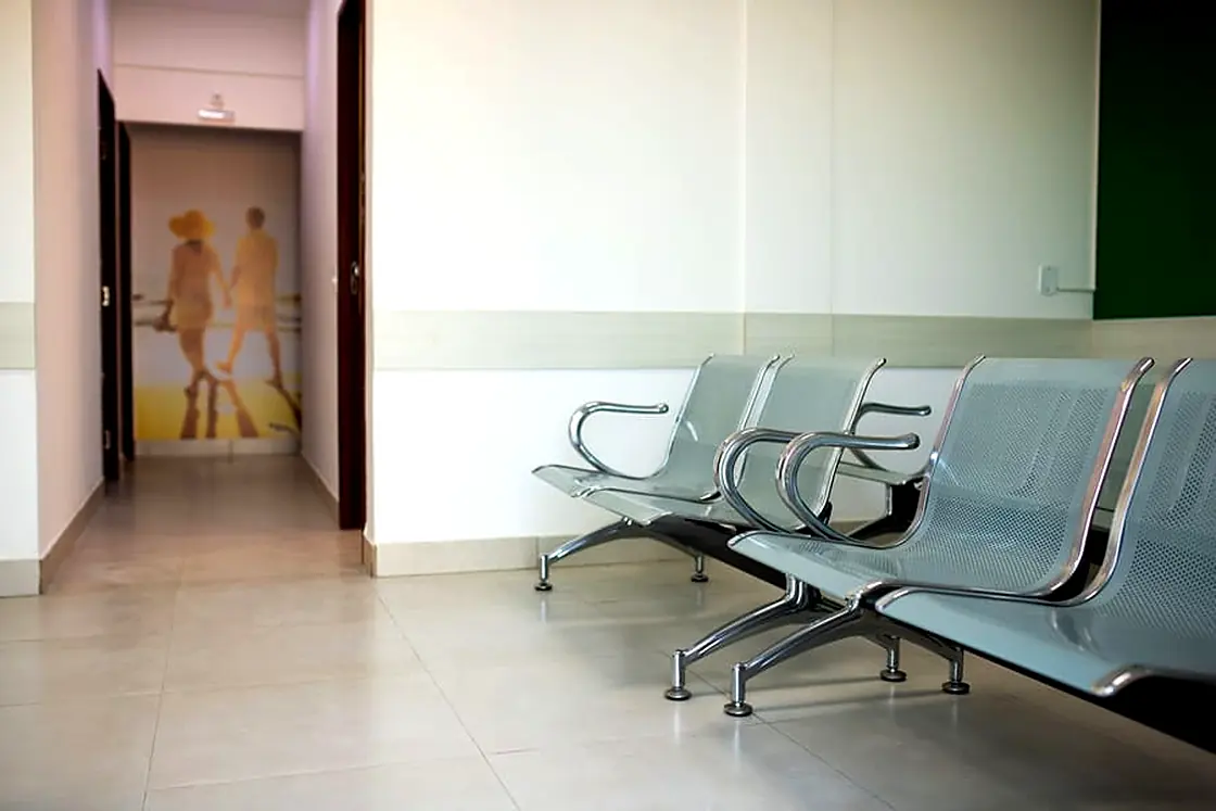 Corredor da Unimedic, com cadeiras de espera